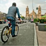 在墨西哥城的街道上骑自行车